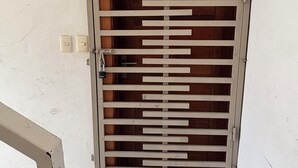 A white door with horizontal slats and a metal handle. - Apartment in La Vega, 20 minutes from the Fula river. (Concepcion De La Vega)
