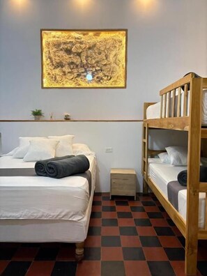 Standaard driepersoonskamer, uitzicht op binnenplaats