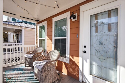 Tiny Tide - Short Golf Cart or Bike ride to Downtown, 5-min drive to Front Beach