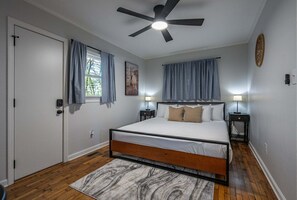 1 slaapkamer, een strijkplank/strijkijzer, gratis wifi, beddengoed