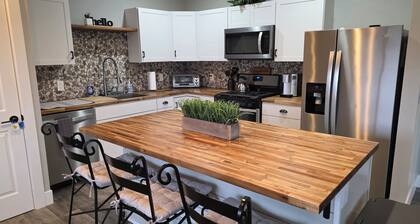 Adorable 2-bedroom house with AC in charming Marsing with river view