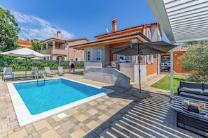 A residential property with a swimming pool, outdoor seating, and a barbecue area. - Villa Lotus 6 with private pool and jacuzzi. (Pula)