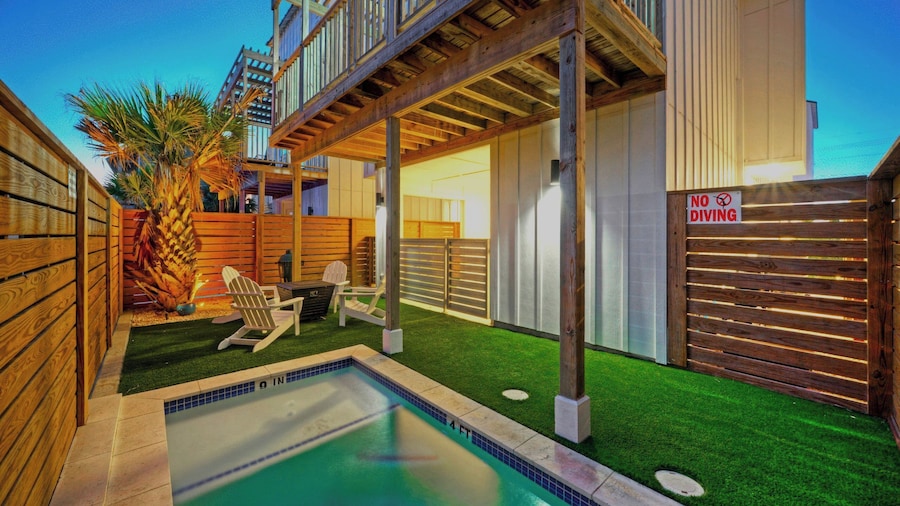 Southern Cross & Coastal Commons by Avantstay Dual Homes + Private Pools + Decks + Outdoor Dining + Easy Beach Boardwalk Access