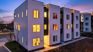 House (4 Bedrooms) | Interior - Cliffside Social by Avantstay Rooftop Lounge + Firepit + + Mini Gold + Game Room Near Broadway (Nashville)