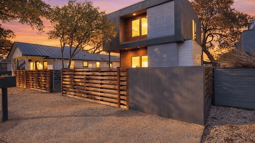 Oak Haus by Avantstay Perfect for Groups Modern Design + Outdoor Patio Near Soco + Lady Bird + Zilker