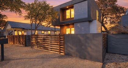 Oak Haus by Avantstay Perfect for Groups Modern Design + Outdoor Patio Near Soco + Lady Bird + Zilker