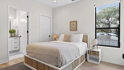 Oak Haus by Avantstay Perfect for Groups Modern Design + Outdoor Patio Near Soco + Lady Bird + Zilker