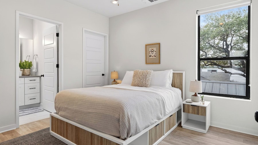 Oak Haus by Avantstay Perfect for Groups Modern Design + Outdoor Patio Near Soco + Lady Bird + Zilker