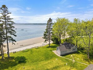 Beach nearby, beach towels - Peaceful Oceanfront 1-bedroom Cottage in Brooklin Stunning Sunsets (Brooklin)