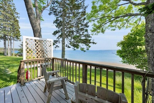 Peaceful Oceanfront 1-bedroom Cottage in Brooklin Stunning Sunsets