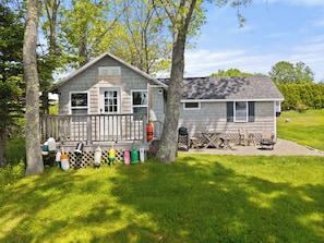Exterior - Peaceful Oceanfront 1-bedroom Cottage in Brooklin Stunning Sunsets (Brooklin)