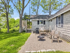 Outdoor dining - Peaceful Oceanfront 1-bedroom Cottage in Brooklin Stunning Sunsets (Brooklin)
