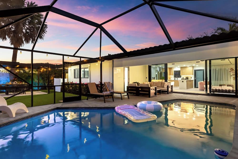 Soleil Oasis by Avantstay Screened Pool + Outdoor Lounge + Firepit Near the Beach - Lauderdale-by-the-Sea, FL