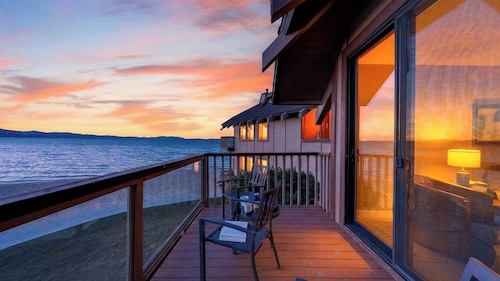 Beach Front Perch by Avantstay Lakefront Condo + Views + Near Dining and Skiing