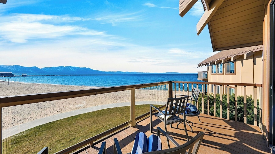 Beach Front Perch by Avantstay Lakefront Condo + Views + Near Dining and Skiing