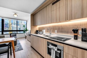 Een koelkast, een magnetron, een oven, een kookplaat