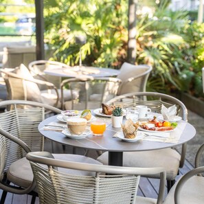 Outdoor dining - Hotel Arabel (Riccione)