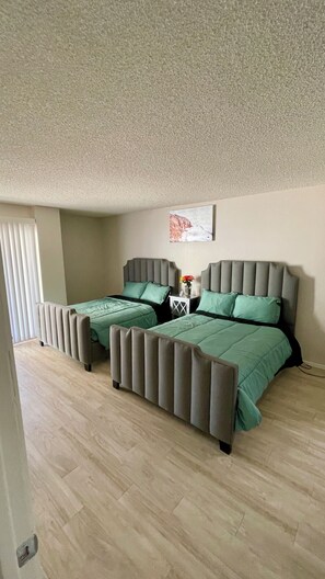 3 bedrooms, iron/ironing board, WiFi, bed sheets - Serene 3-Bedroom Oasis in Phoenix, Arizona (Phoenix)