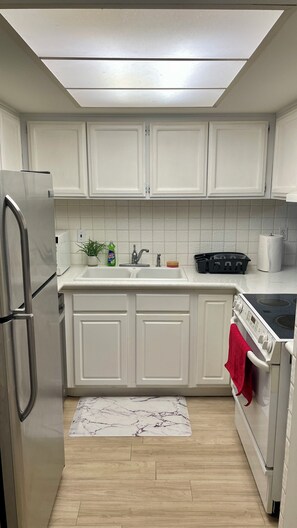 Private kitchen - Serene 3-Bedroom Oasis in Phoenix, Arizona (Phoenix)