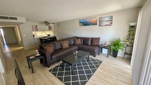 Living area - Serene 3-Bedroom Oasis in Phoenix, Arizona (Phoenix)