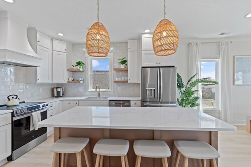 NEW! Heated Pool, Elevator, 3min Beach Walk, Bunks, Quiet Family Retreat