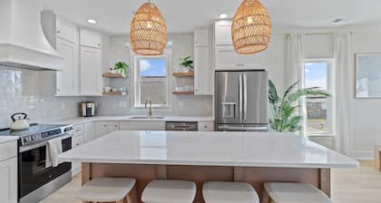 NEW! Heated Pool, Elevator, 3min Beach Walk, Bunks, Quiet Family Retreat