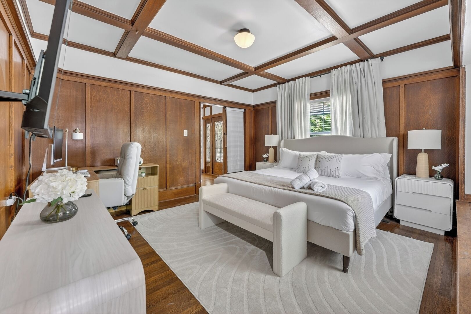 8 bedrooms, desk, iron/ironing board, travel crib