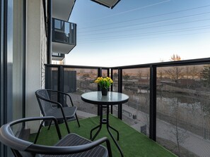 Outdoor dining - Mostek Riverside Modern Studio (Gdańsk)