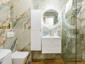 Douche, sèche-cheveux, serviettes fournies