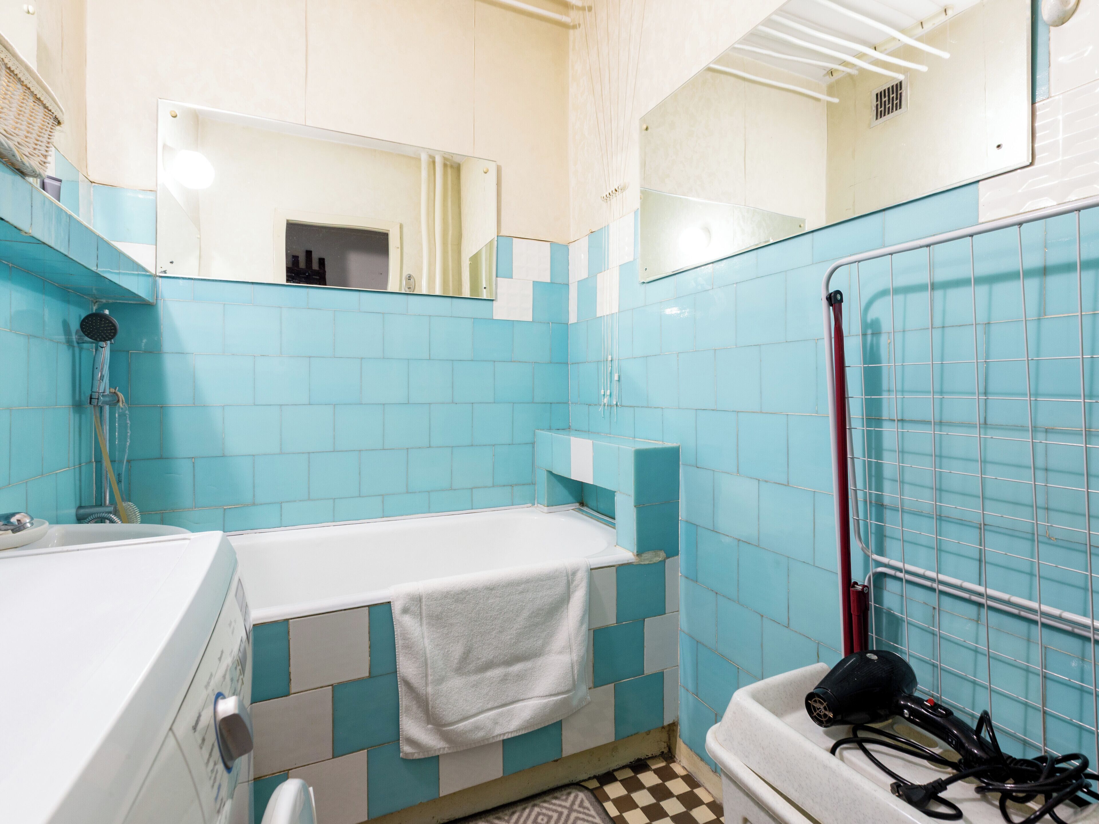 Un bagno con vasca, doccia e lavandino.
