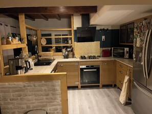 Kylskåp, mikrovågsugn, ugn och spishäll