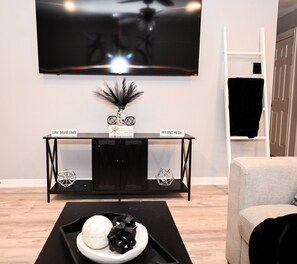 TV, computer monitors - Quiet 4BR Home, 7 Beds, Near I-10, Plants & Hospitals (Gonzales)
