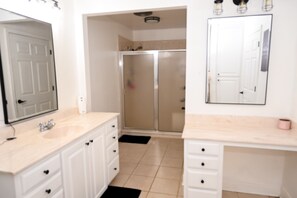 Jetted bath, hair dryer, towels, soap - Quiet 4BR Home, 7 Beds, Near I-10, Plants & Hospitals (Gonzales)