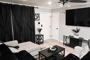 TV, computer monitors - Quiet 4BR Home, 7 Beds, Near I-10, Plants & Hospitals (Gonzales)