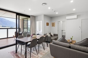Interior - Mountain Ash View - Remarkable Apartment (Queenstown)
