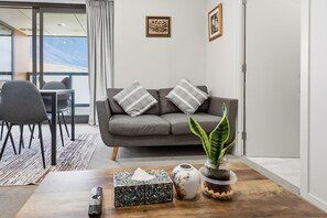 TV, offices - Mountain Ash View - Remarkable Apartment (Queenstown)