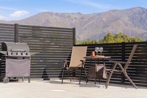 Outdoor dining - Patton Retreat - Arrowtown Getaway! (Arrowtown)