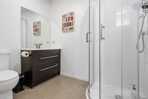 Shower, hair dryer, towels, shampoo - Patton Retreat - Arrowtown Getaway! (Arrowtown)