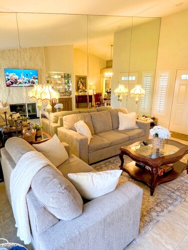 Beautifully Appointed Rare Single Story 2BD 2Bath Townhouse in Desert Falls