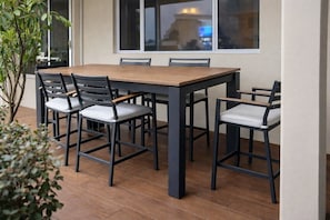 Outdoor dining - Seaside Luxury Oasis | 4 Bedrooms | Central Air Conditioning (Victoria Point)