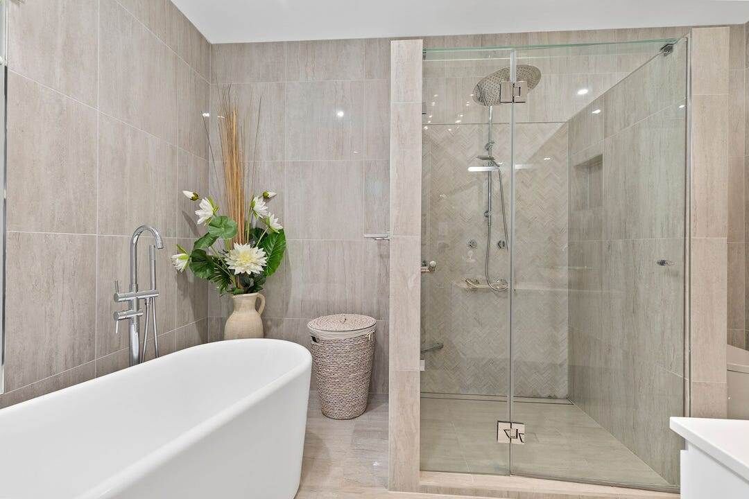 Een haardroger, handdoeken, toiletpapier