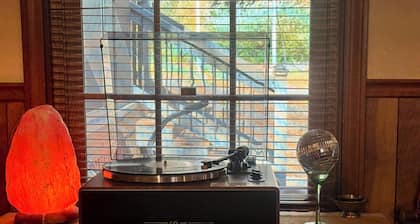 Artsy Eclectic 3-bedroom lodge in beautiful Morrow