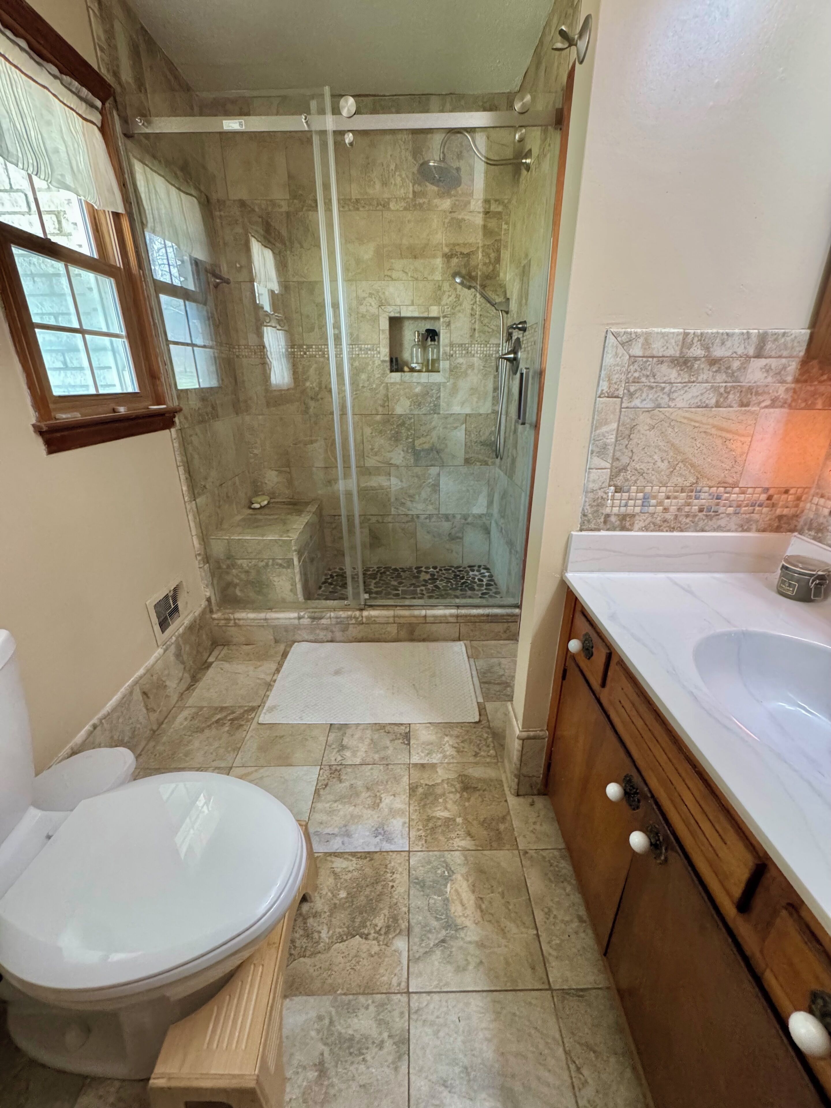 Shower, hair dryer, bidet, towels