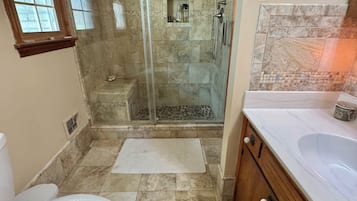 Douche, sĂšche-cheveux, bidet, serviettes fournies