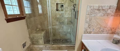 Shower, hair dryer, bidet, towels