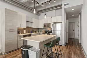 Fridge, microwave, oven, stovetop - Downtown Views + Luxe 1BR (Atlanta)