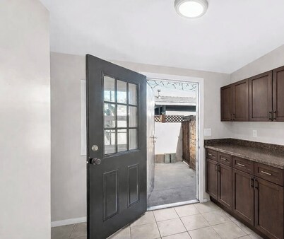 Lovely 1-bedroom studio with AC in vibrant Los Angeles