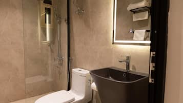 Separate bathtub and shower, rainfall showerhead