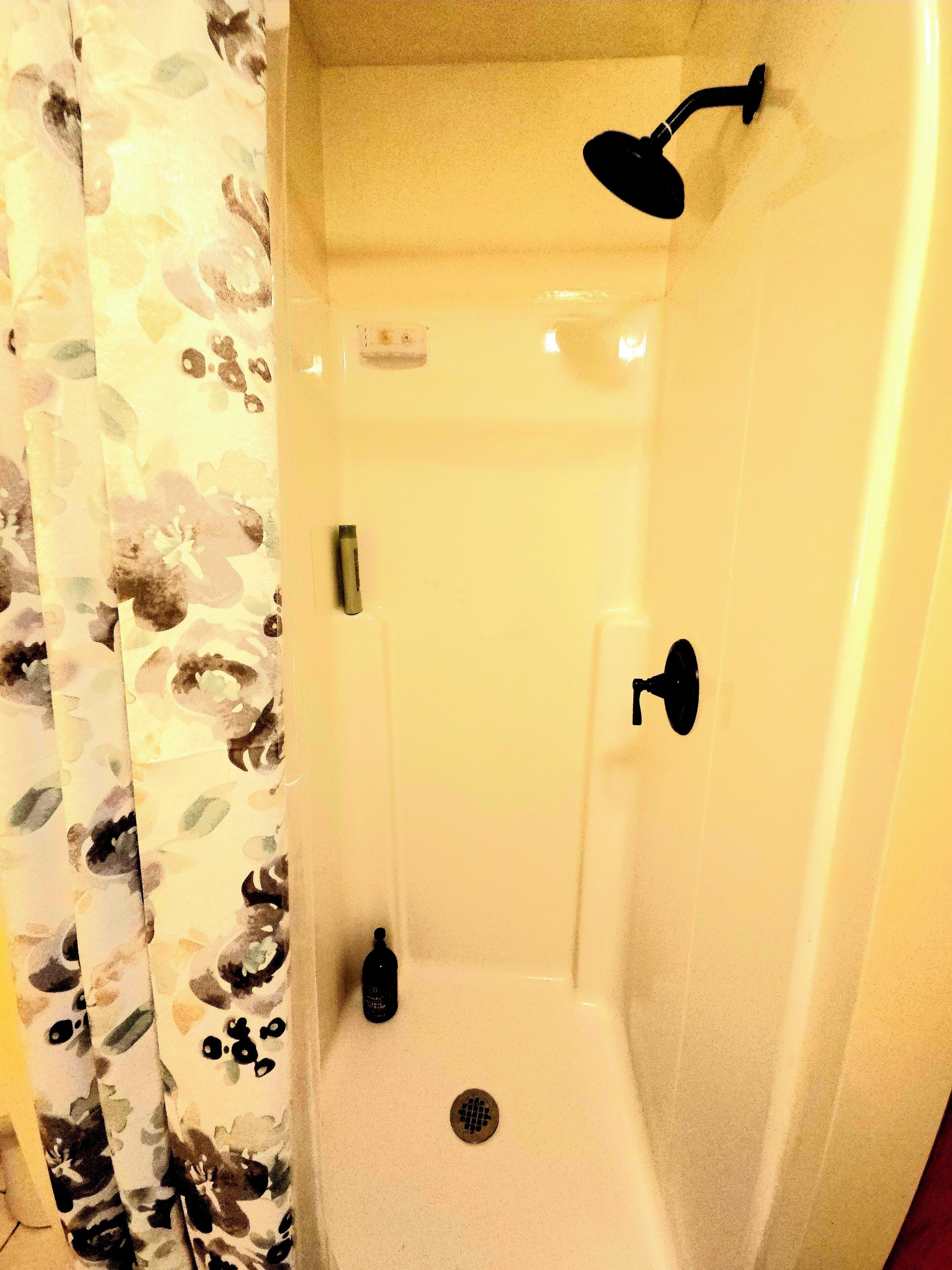 Une salle de bain avec une douche, des toilettes et un lavabo.