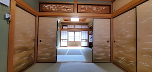 Interior - Tsubaki no Yado: Bath with Courtyard, Entire Traditional Japanese House with Garden Available for Rent (August 5–14) Nara Tōka-e Campaign: Affordable Rates Available. The gentle glow of the lanterns is sure to bring healing and put a smile on your face. (奈良市)